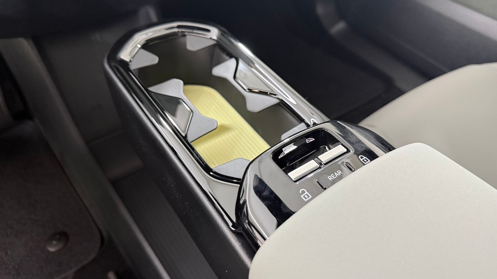 VOLVO EX 30 CC E60 Twin Performance A-image-11