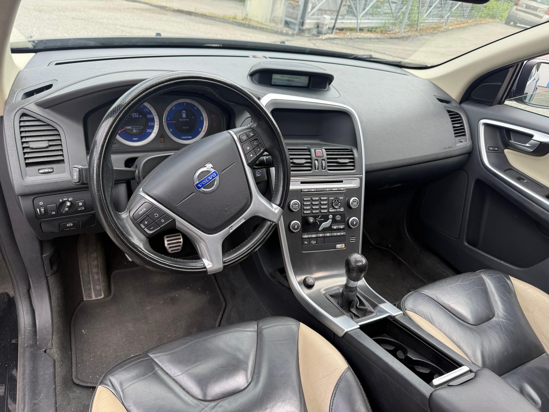 VOLVO XC60 D5 AWD-image-10