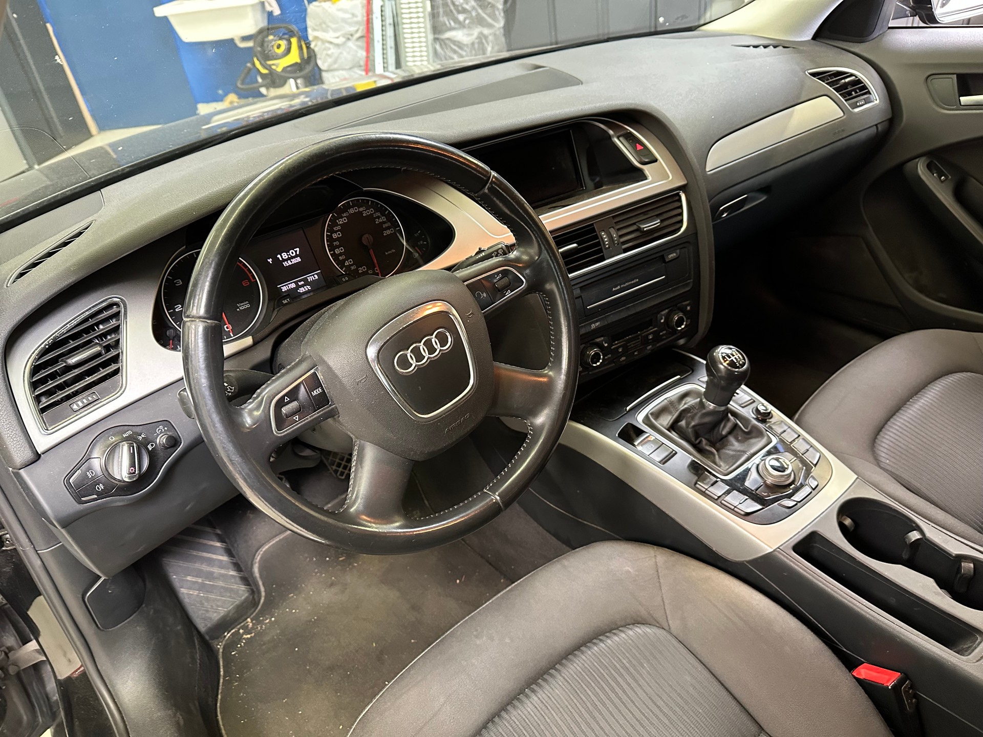 AUDI A4 Avant 2.0 TDI-image-9