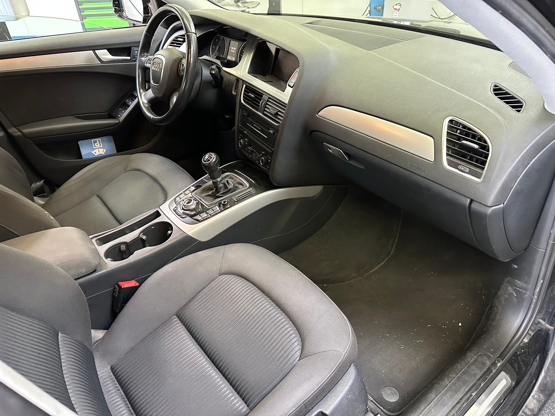 AUDI A4 Avant 2.0 TDI-image-11