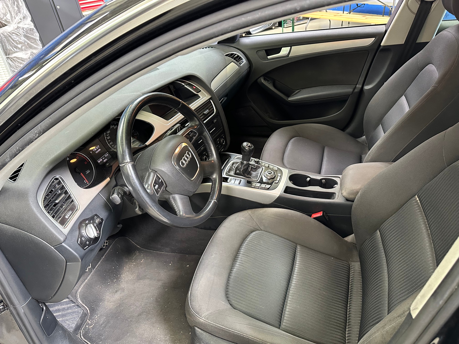 AUDI A4 Avant 2.0 TDI-image-8