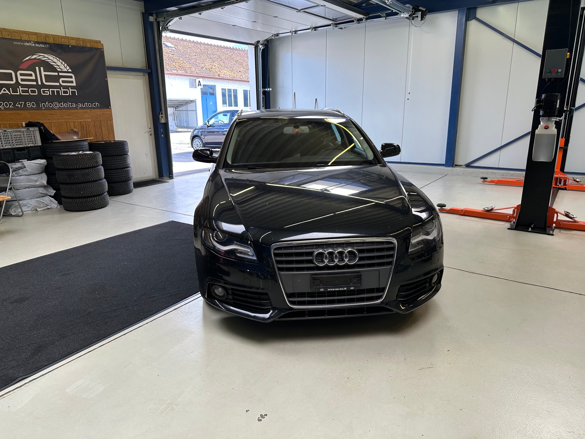 AUDI A4 Avant 2.0 TDI-image-1