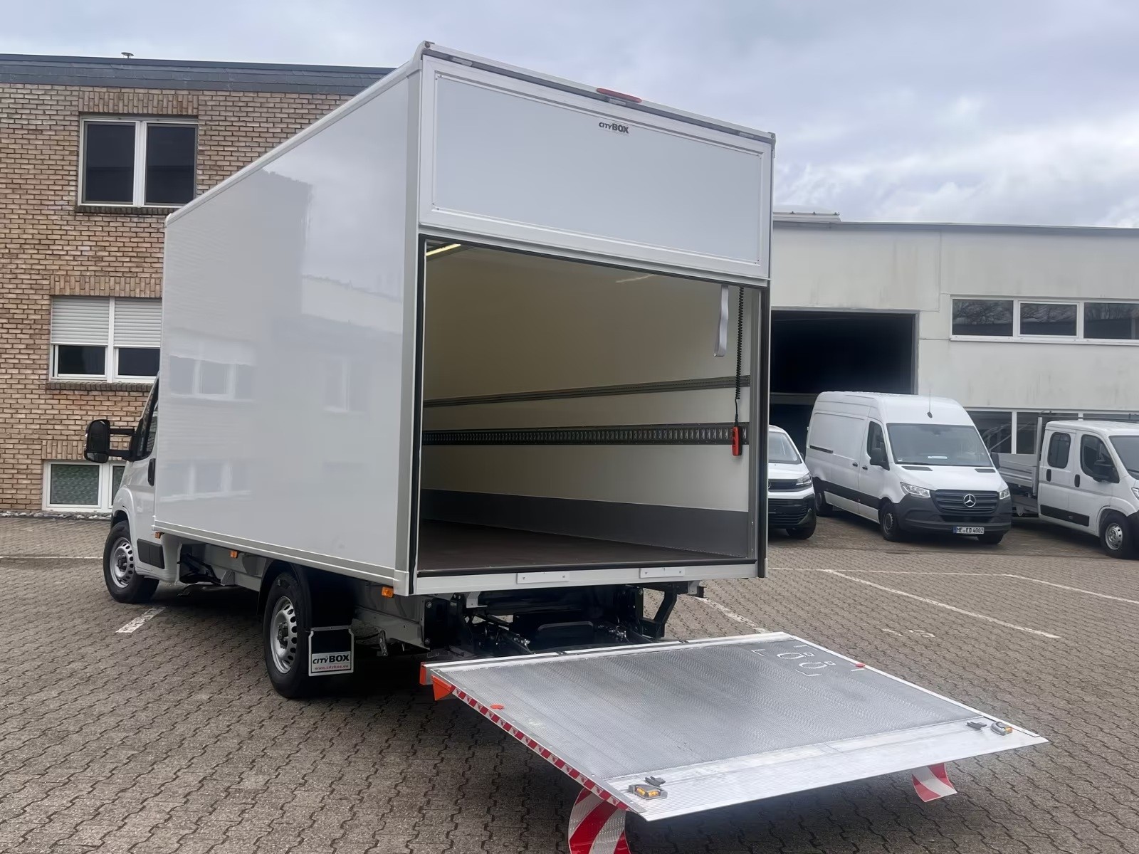 OPEL Movano mit AHK + Rückfahrkamera / Kofferumbau-image-5