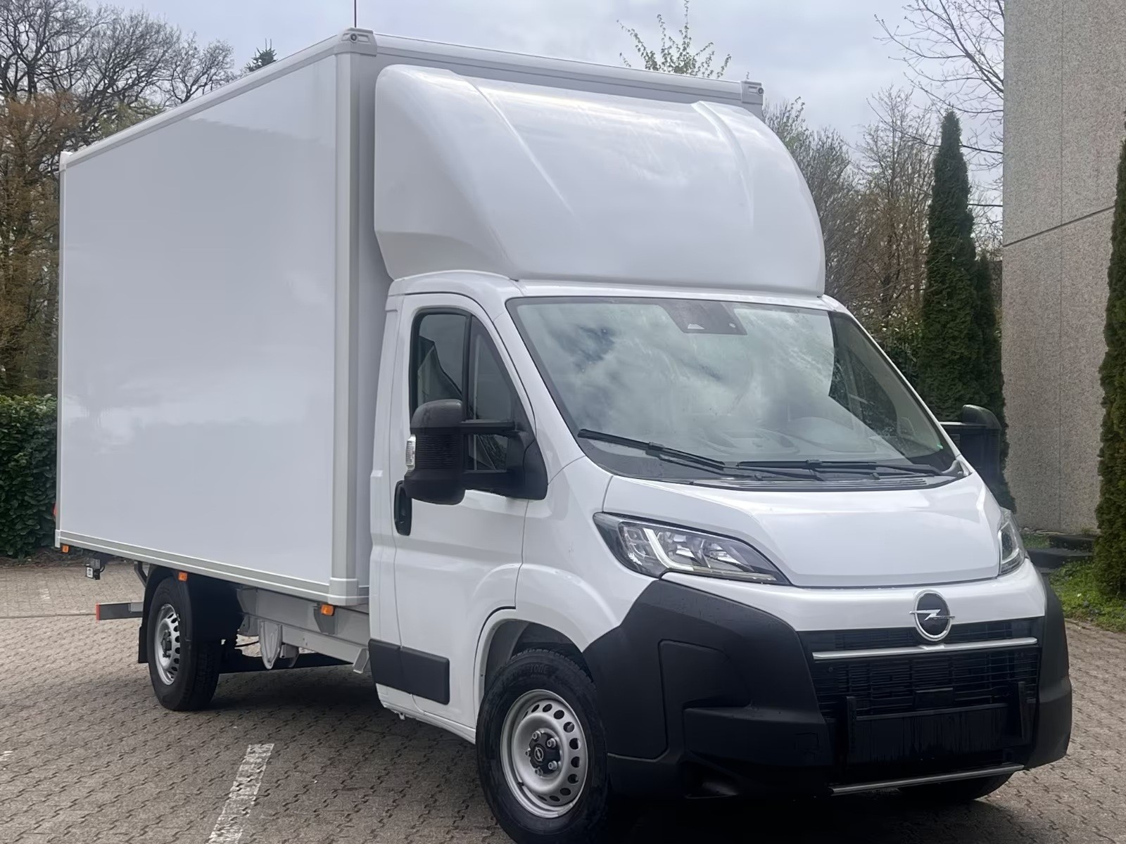 OPEL Movano mit AHK + Rückfahrkamera / Kofferumbau-image-2