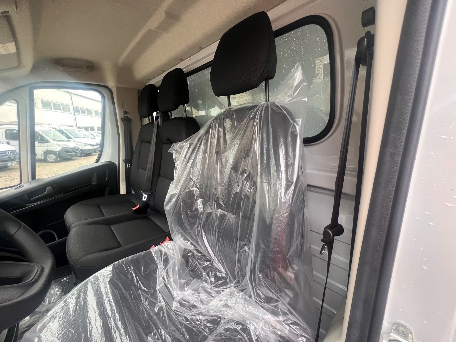 OPEL Movano mit AHK + Rückfahrkamera / Kofferumbau-image-9