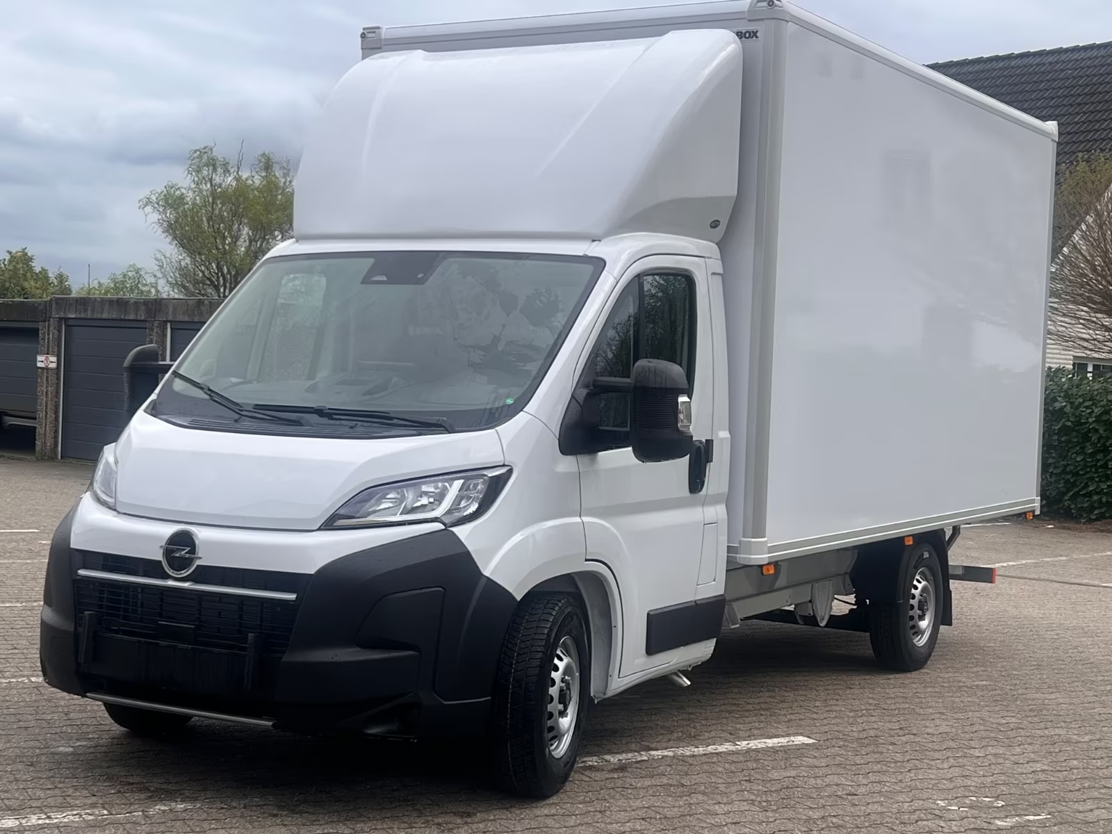 OPEL Movano mit AHK + Rückfahrkamera / Kofferumbau-image-0