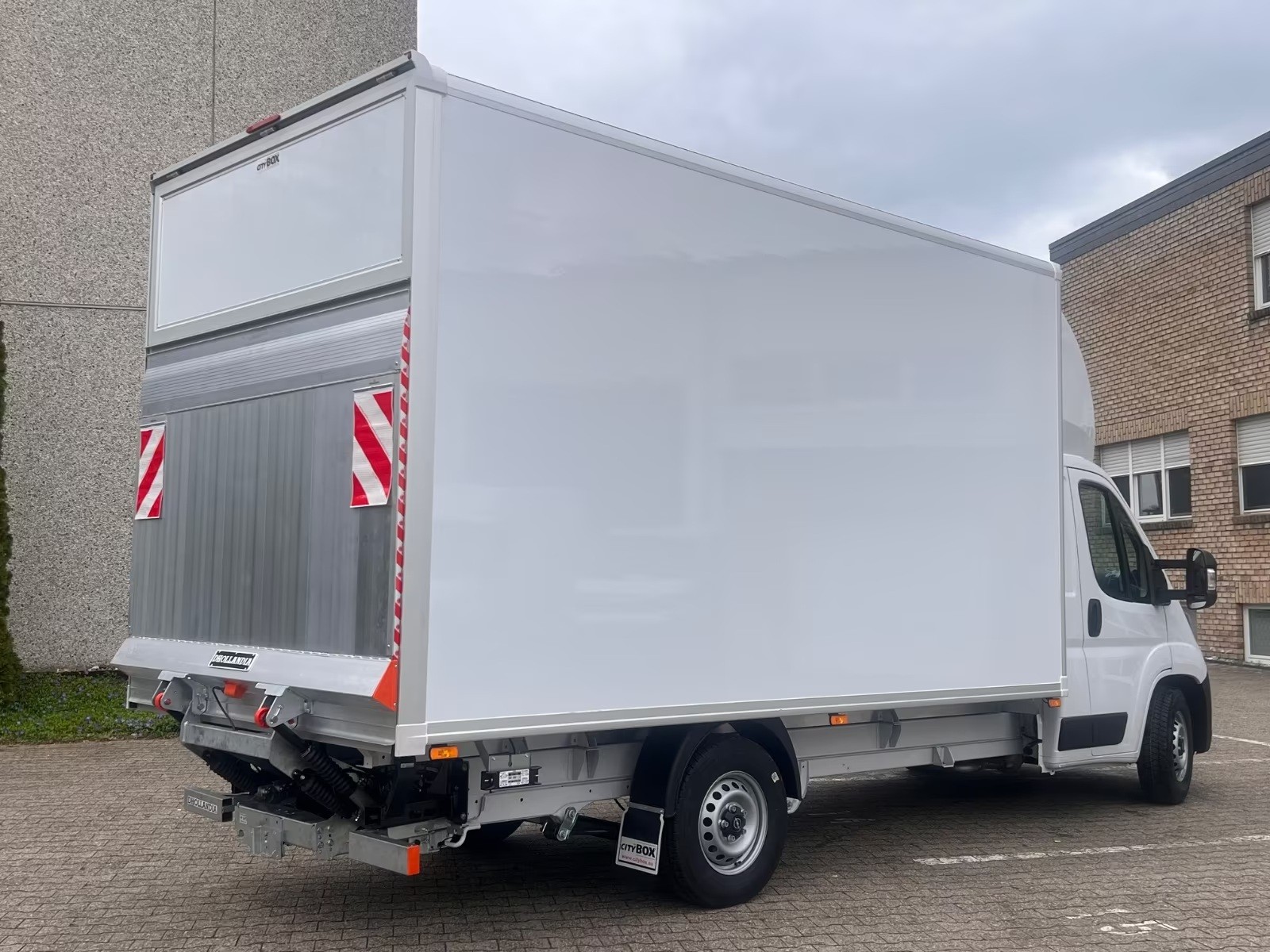 OPEL Movano mit AHK + Rückfahrkamera / Kofferumbau-image-3