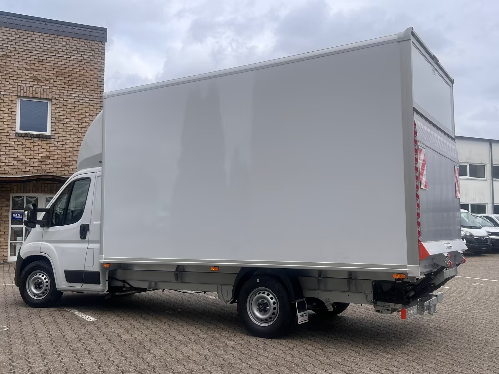 OPEL Movano mit AHK + Rückfahrkamera / Kofferumbau-image-6