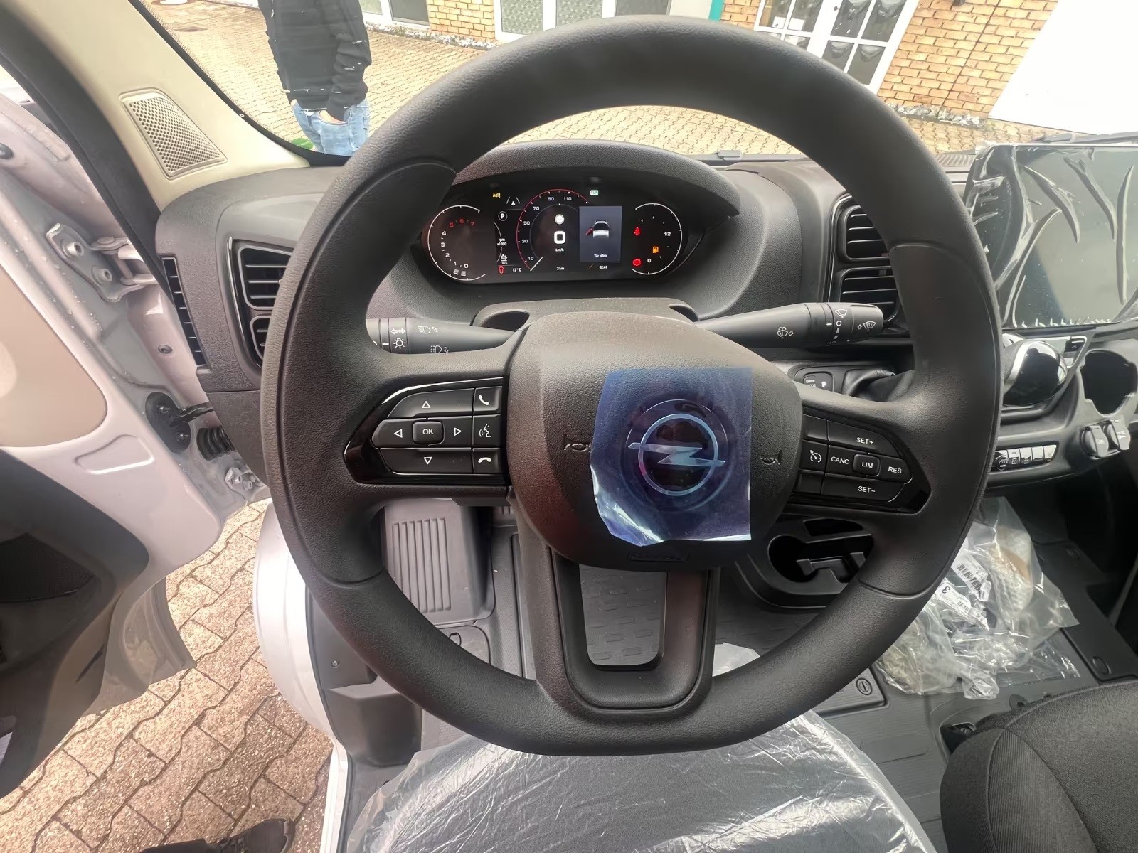 OPEL Movano mit AHK + Rückfahrkamera / Kofferumbau-image-8