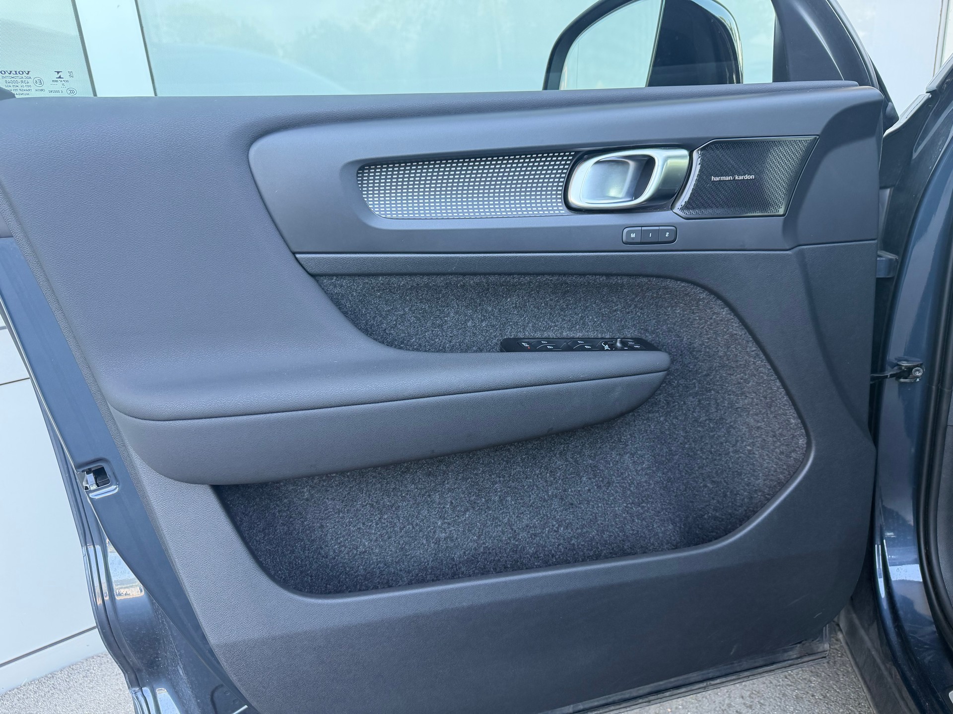 VOLVO XC40 B4 Benzin Mild Hybrid AWD R-Design Geartronic-image-10