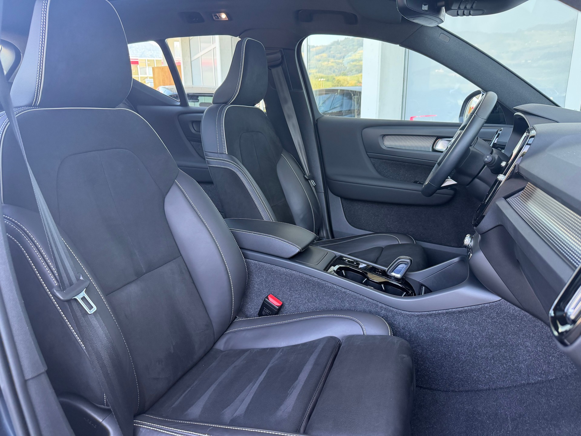 VOLVO XC40 B4 Benzin Mild Hybrid AWD R-Design Geartronic-image-3