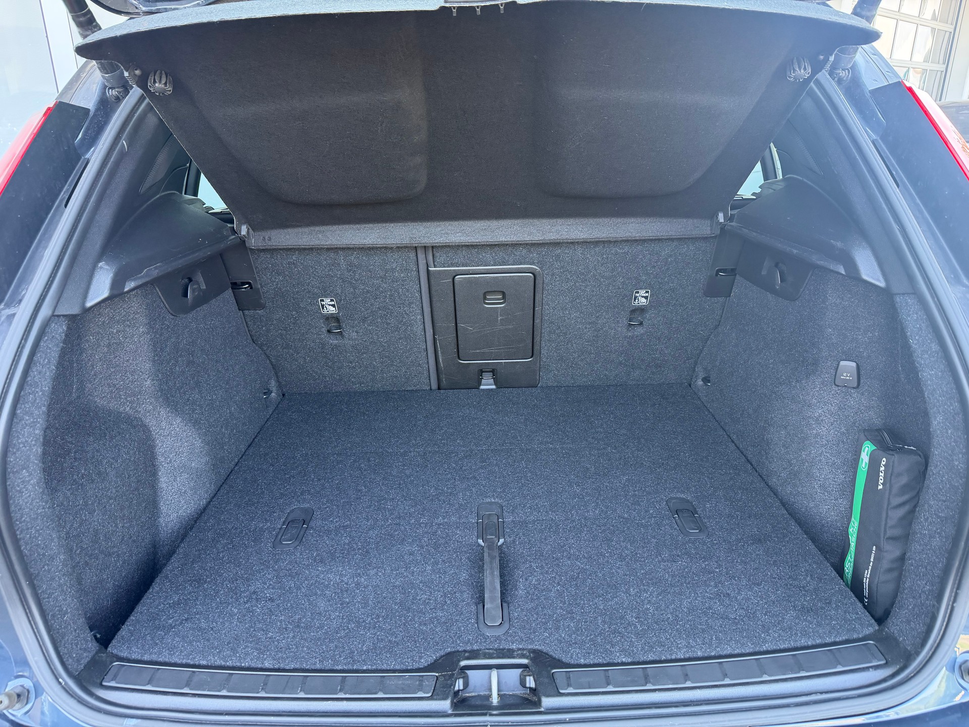 VOLVO XC40 B4 Benzin Mild Hybrid AWD R-Design Geartronic-image-21