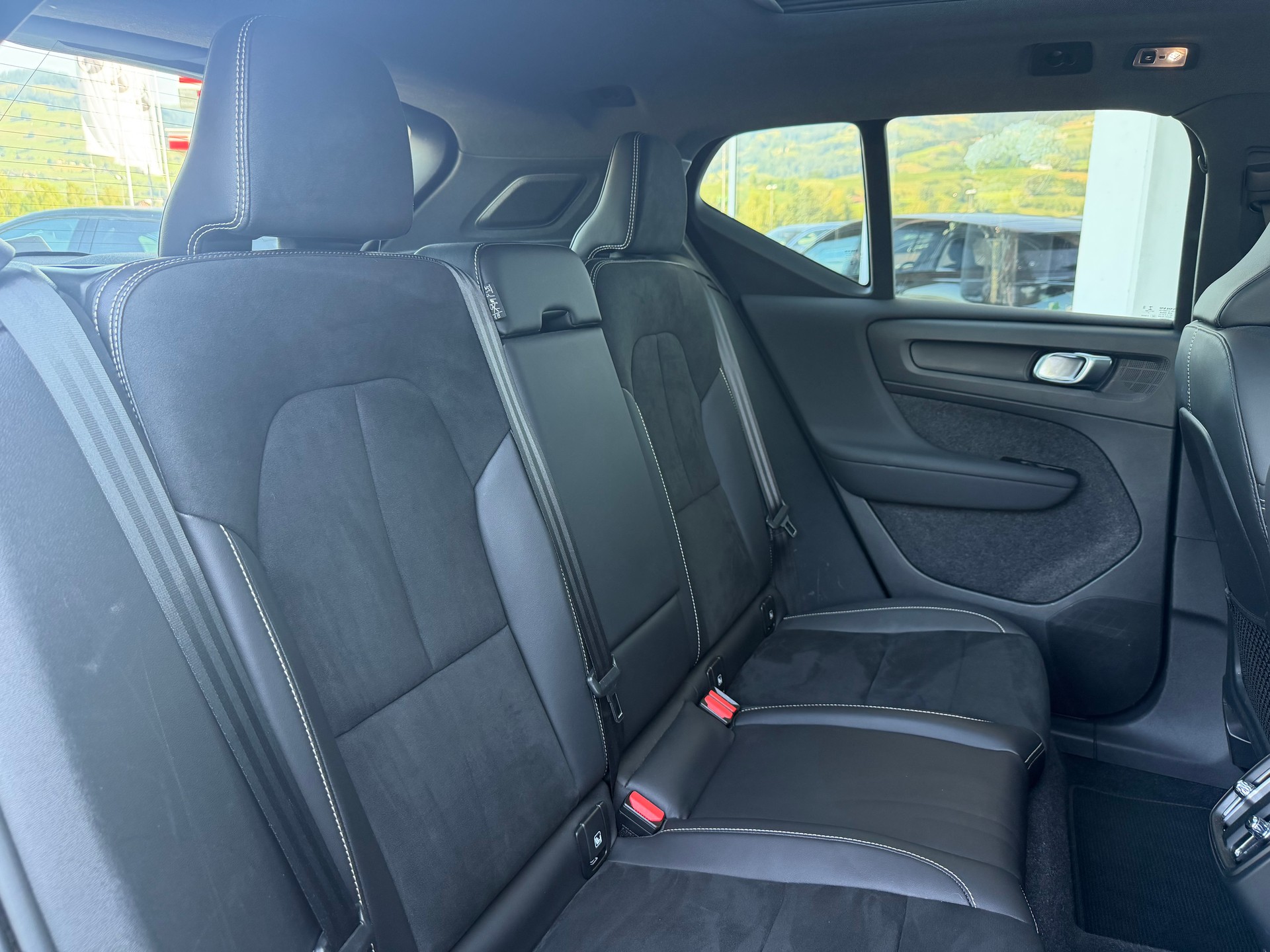 VOLVO XC40 B4 Benzin Mild Hybrid AWD R-Design Geartronic-image-5