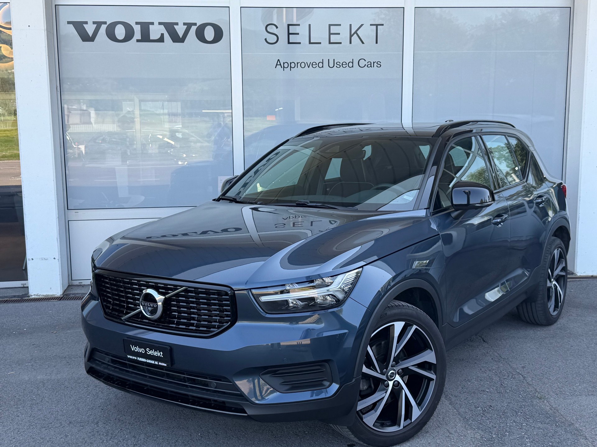 VOLVO XC40 B4 Benzin Mild Hybrid AWD R-Design Geartronic-image-0