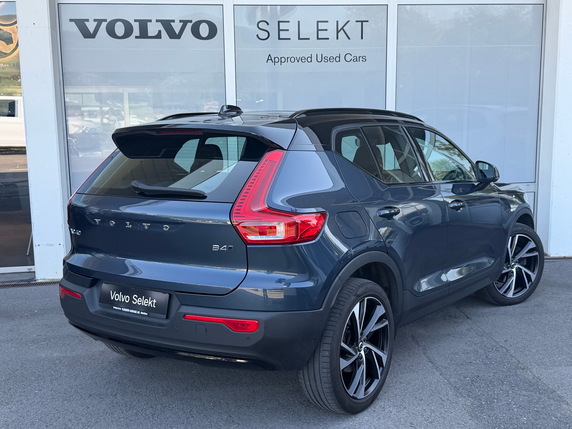 VOLVO XC40 B4 Benzin Mild Hybrid AWD R-Design Geartronic-image-1