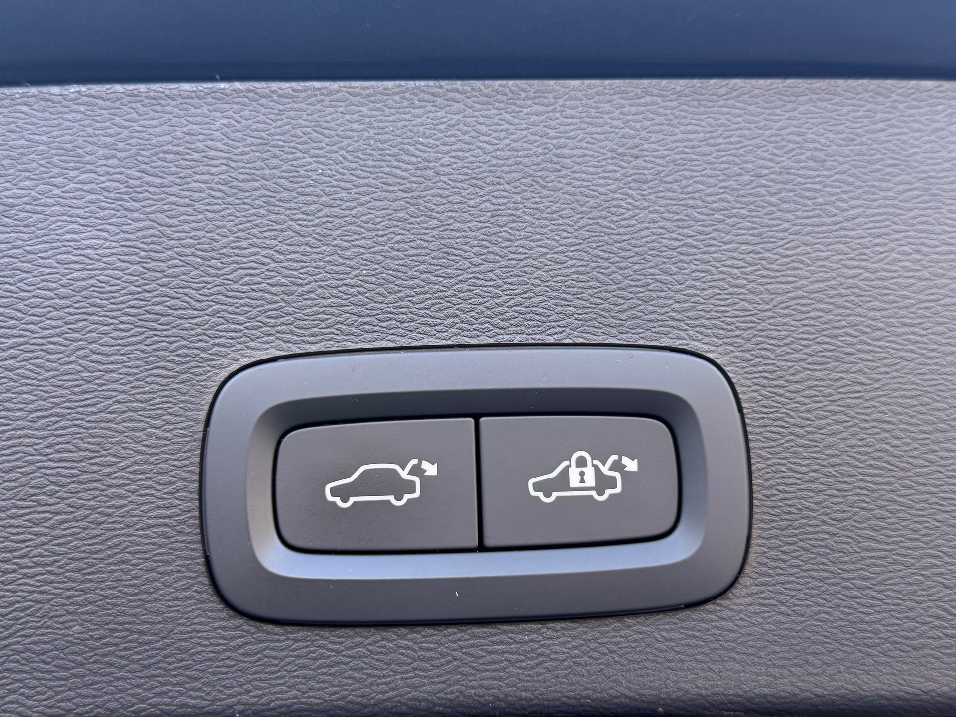 VOLVO XC40 B4 Benzin Mild Hybrid AWD R-Design Geartronic-image-22