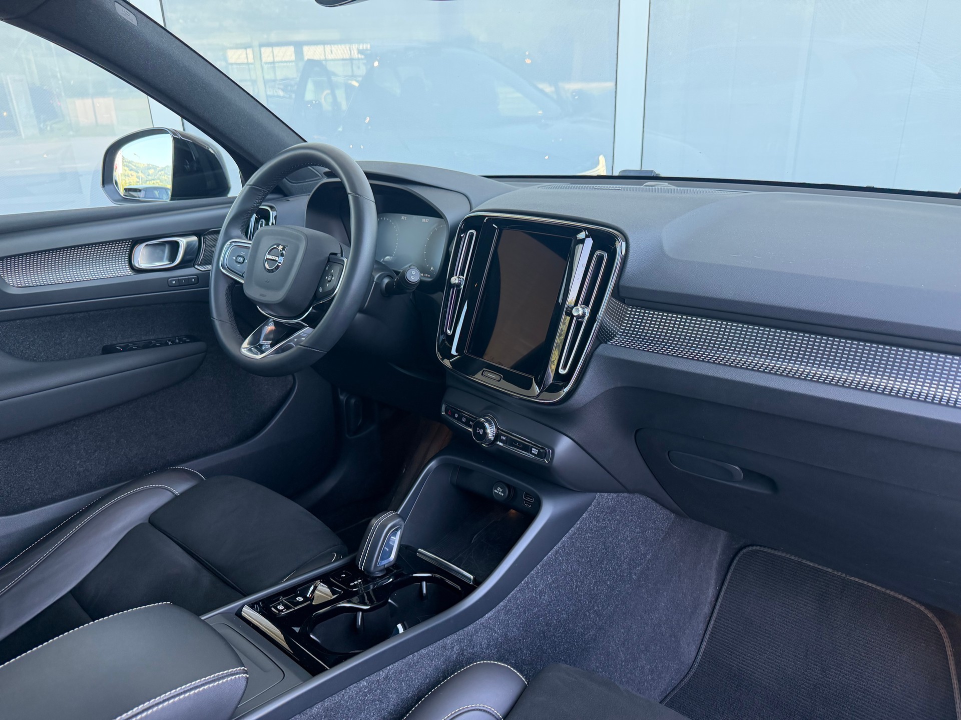 VOLVO XC40 B4 Benzin Mild Hybrid AWD R-Design Geartronic-image-2