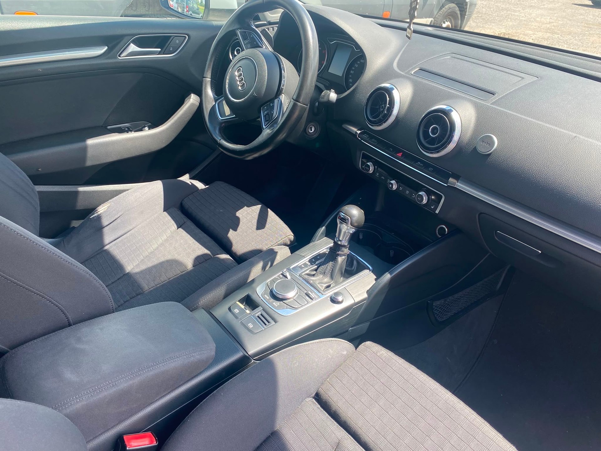 AUDI A3 2.0 TDI Ambiente S-tronic-image-8