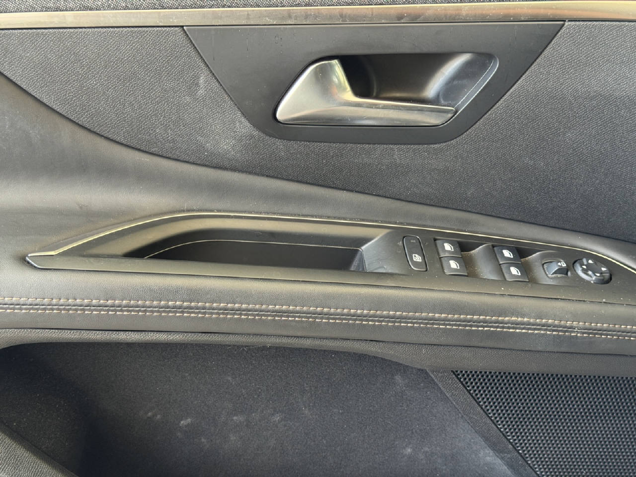 PEUGEOT 3008 1.6 THP GT Line-image-11