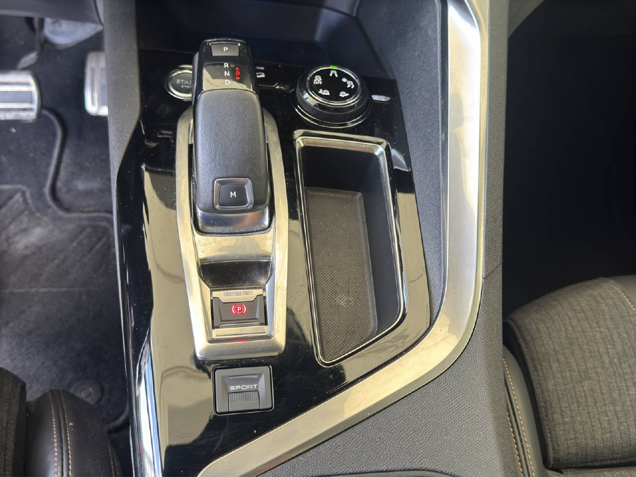 PEUGEOT 3008 1.6 THP GT Line-image-12