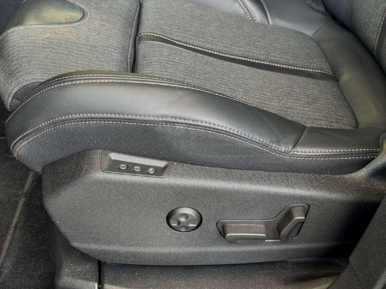 PEUGEOT 3008 1.6 THP GT Line-image-8