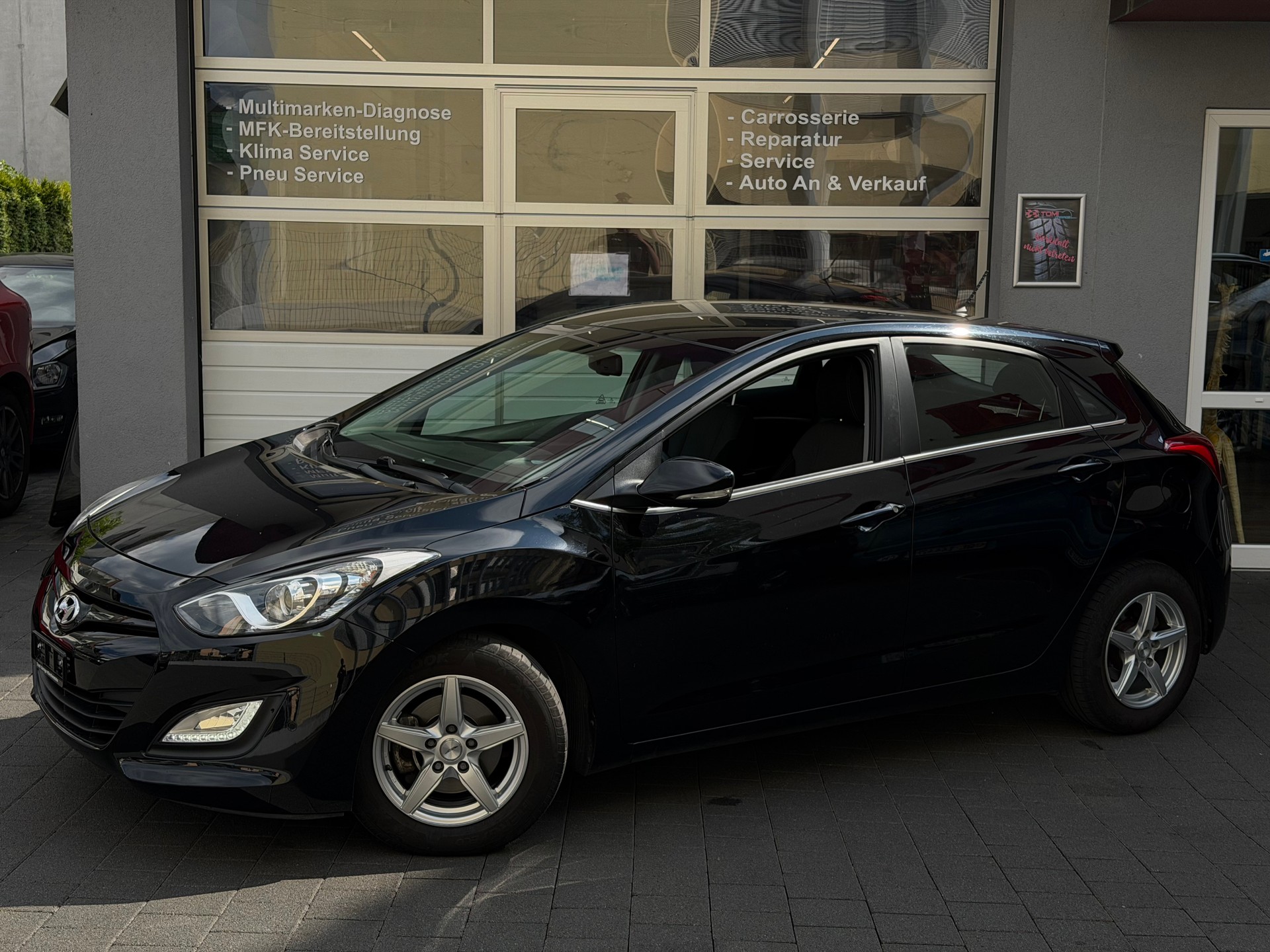 HYUNDAI i30 1.6 GDI Style *Ab MFK&Service*8-Fach Räder*Sitzheitzung*Parksensoren*-image-0