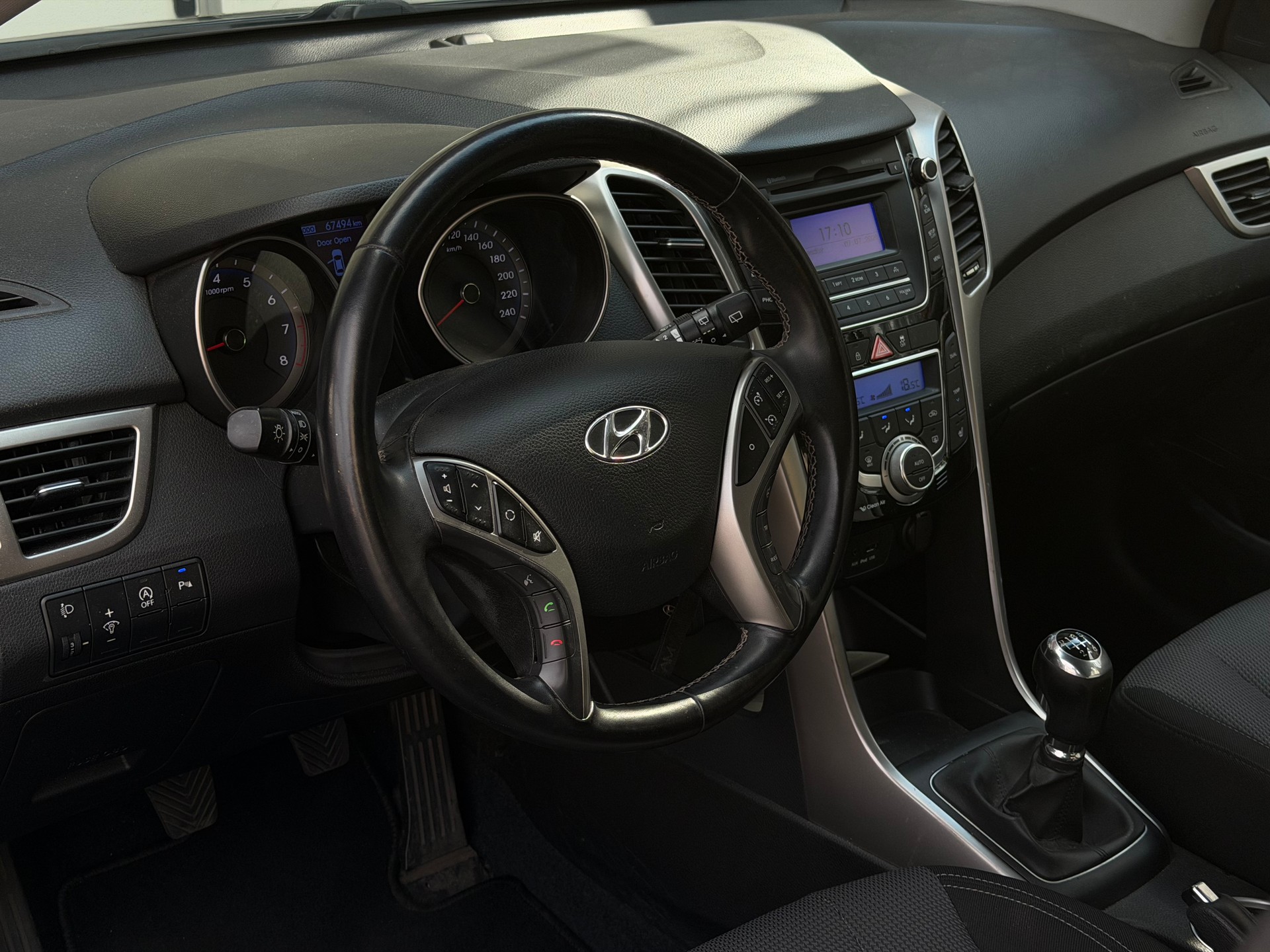 HYUNDAI i30 1.6 GDI Style *Ab MFK&Service*8-Fach Räder*Sitzheitzung*Parksensoren*-image-9
