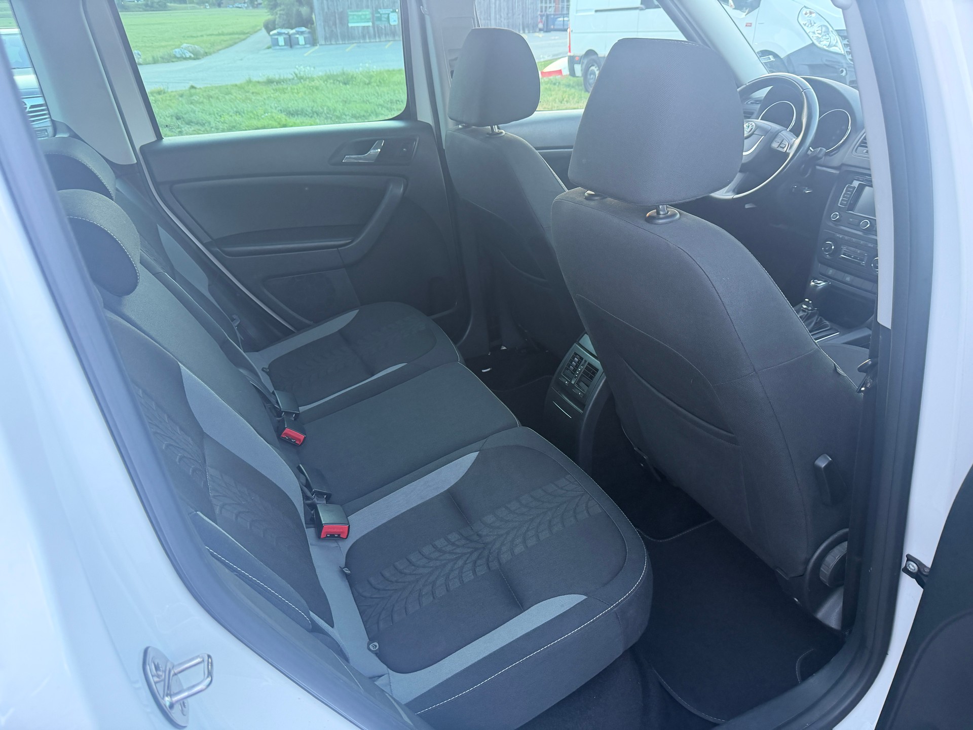 SKODA Yeti 2.0 TDI Ambition 4x4 DSG-image-10