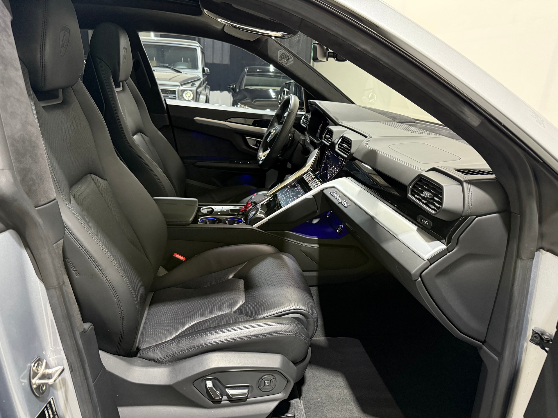 LAMBORGHINI Urus E-Gear (CH-Fahrzeug)-image-12
