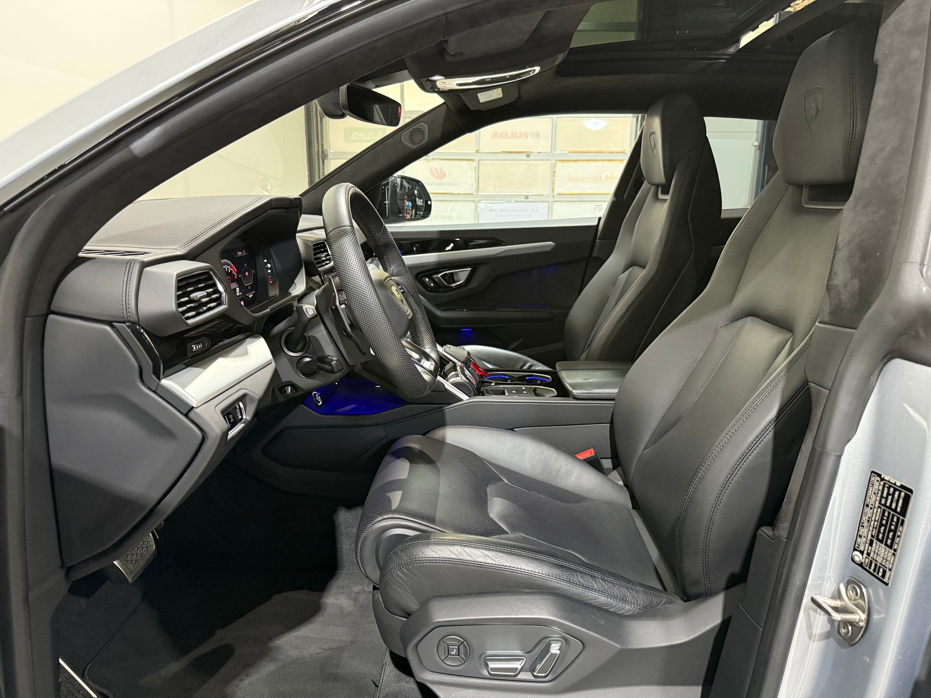 LAMBORGHINI Urus E-Gear (CH-Fahrzeug)-image-11