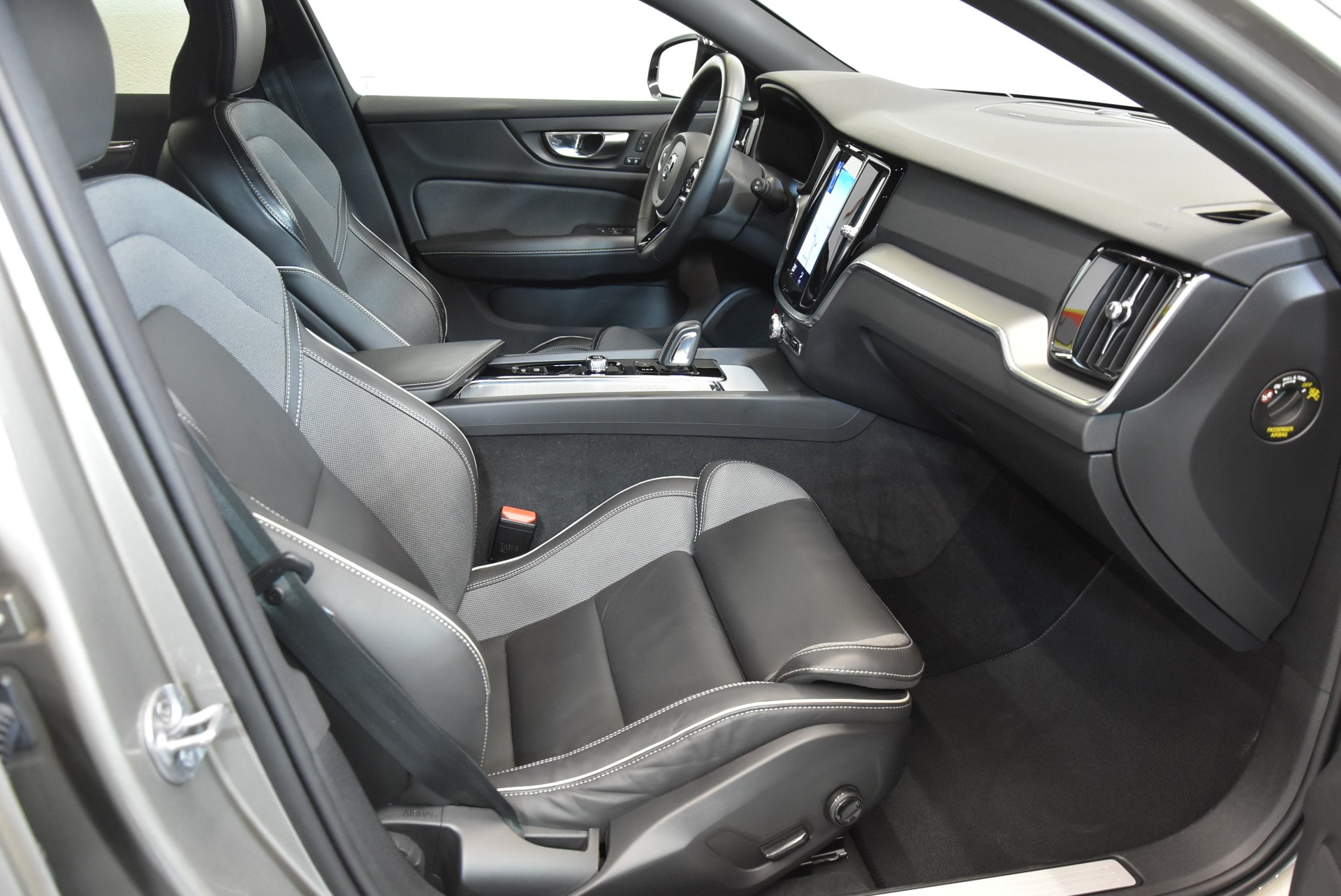 VOLVO V60 B5 Benzin Mild Hybrid R-Design Geartronic-image-6