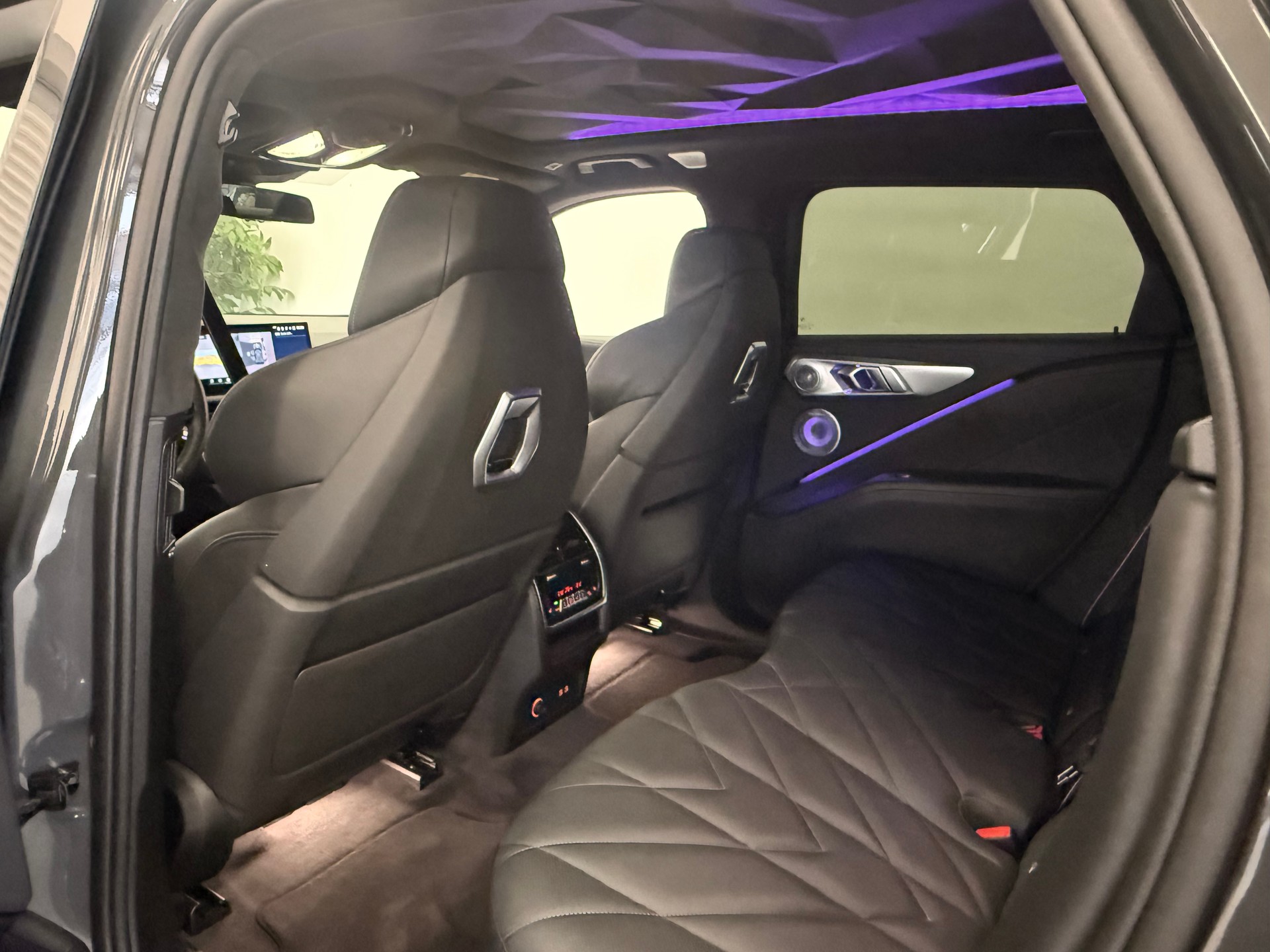 BMW XM xDrive PHEV Steptronic-image-15