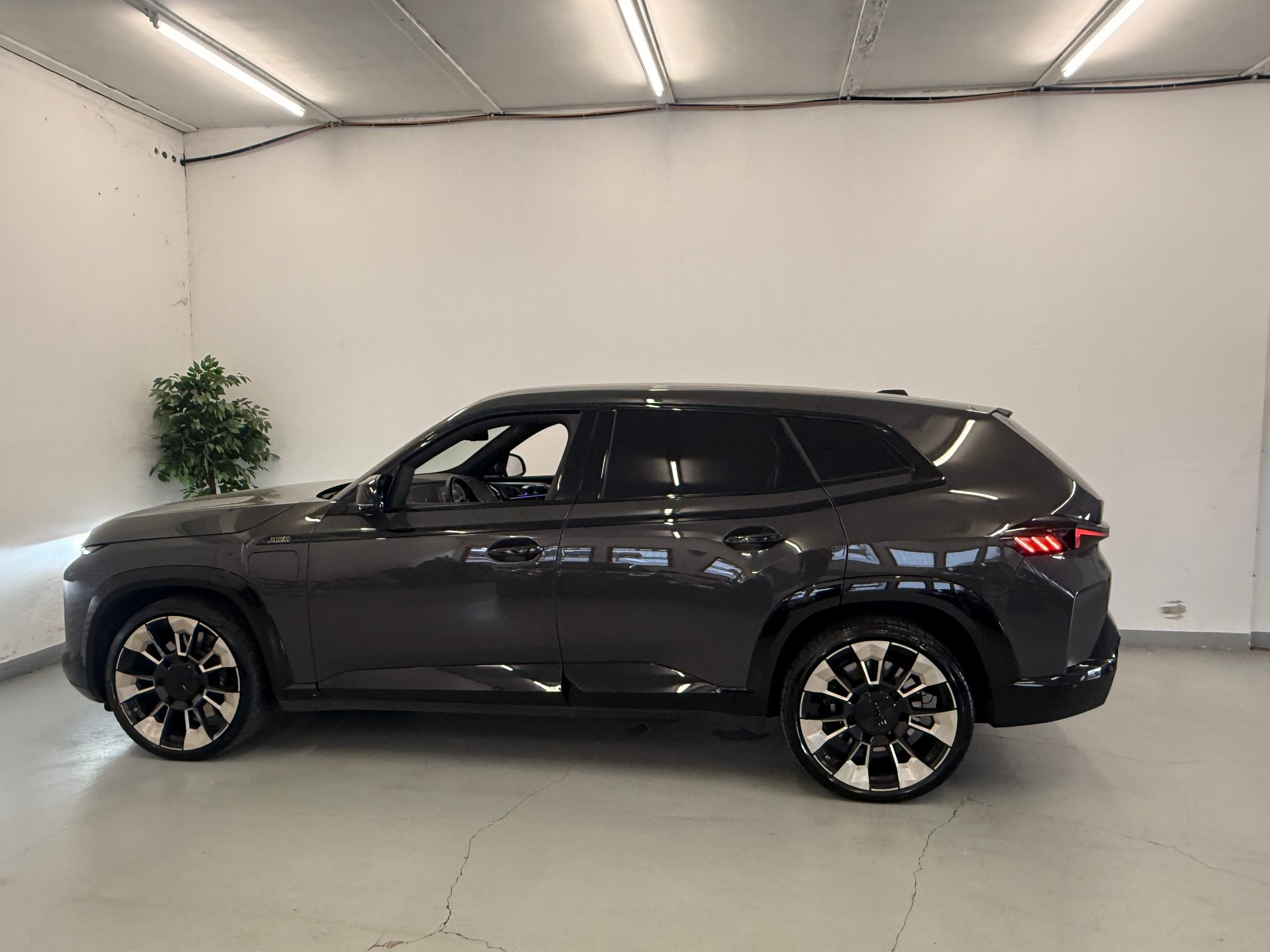 BMW XM xDrive PHEV Steptronic-image-6
