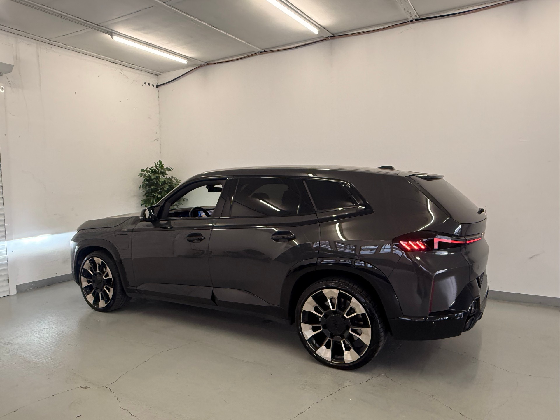 BMW XM xDrive PHEV Steptronic-image-5