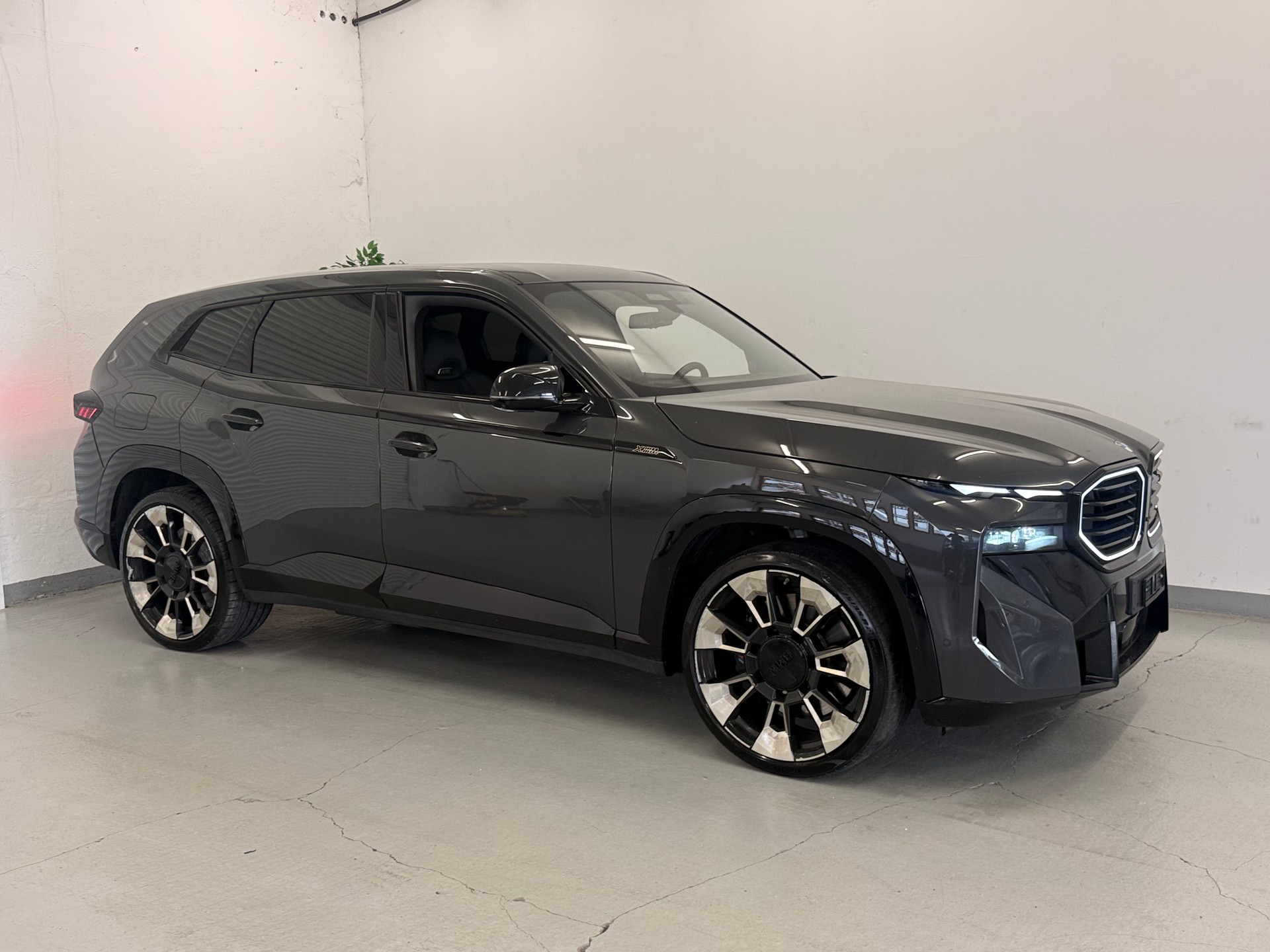 BMW XM xDrive PHEV Steptronic-image-2