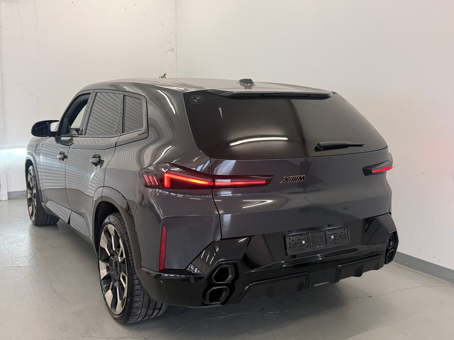 BMW XM xDrive PHEV Steptronic-image-3