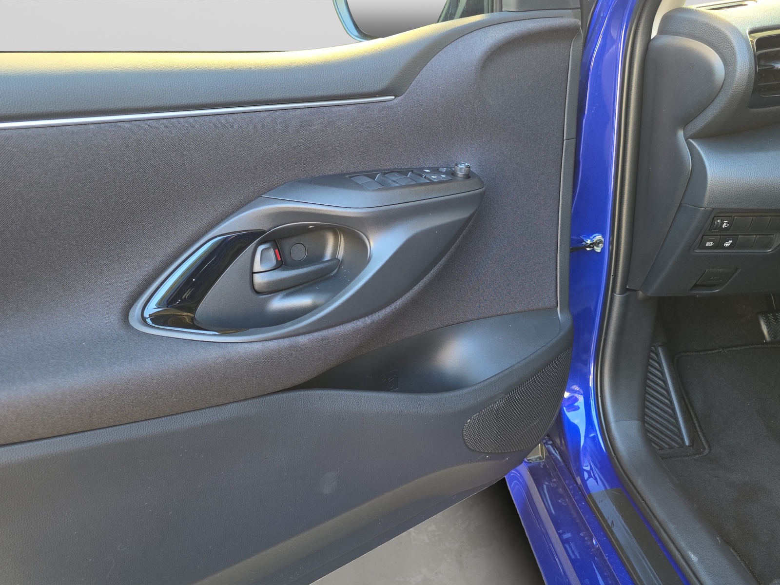 TOYOTA Yaris 1.5 VVT-i HSD Trend-image-11