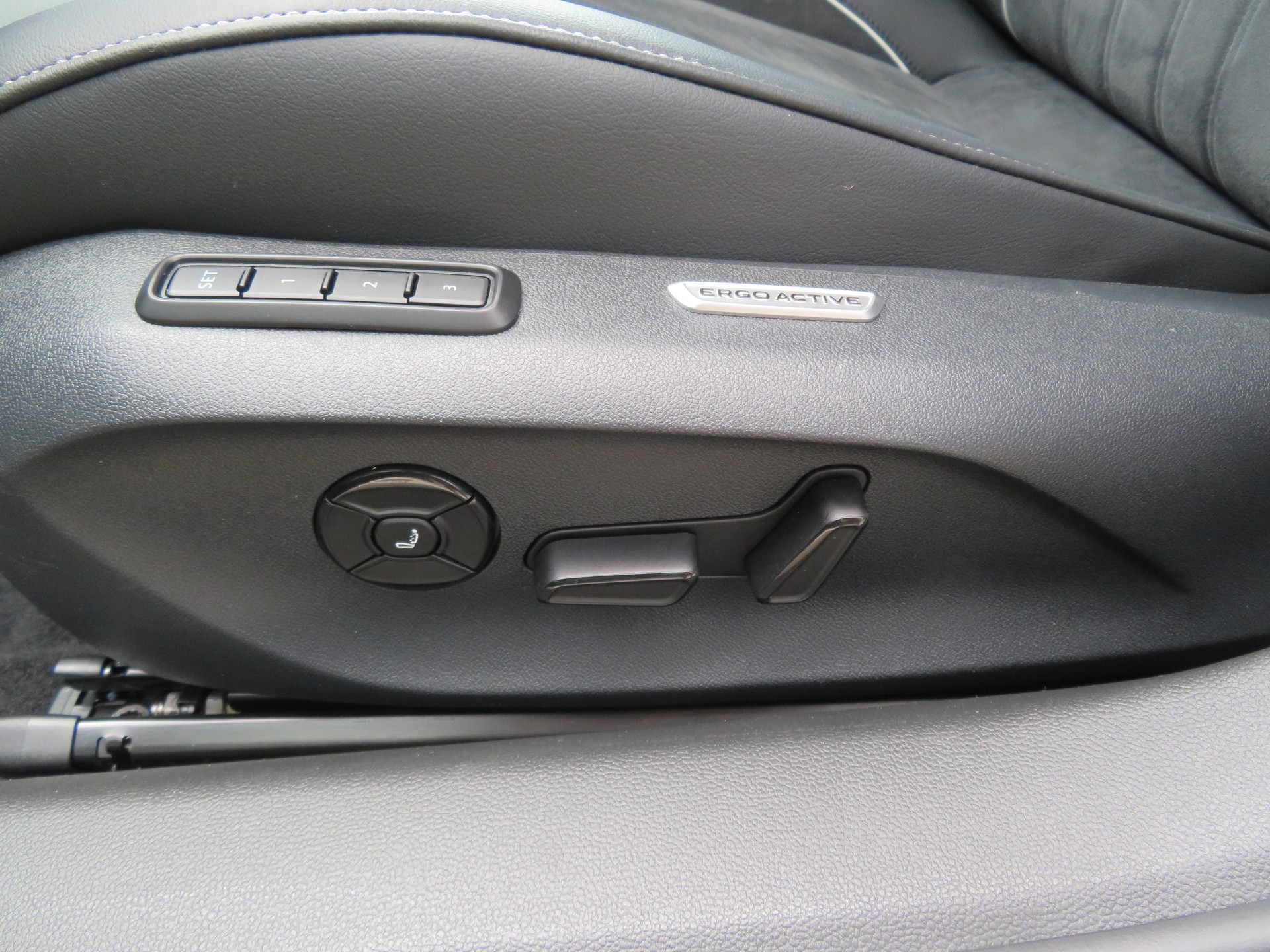 VW Passat Variant 1.5 eTSI evo2 Business DSG-image-5