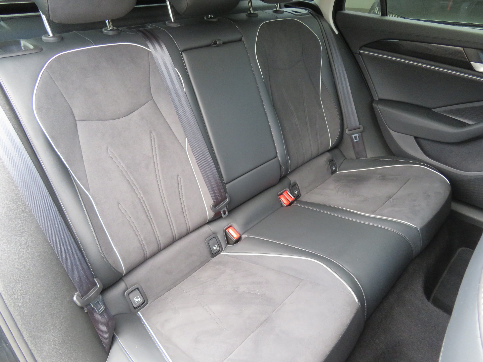 VW Passat Variant 1.5 eTSI evo2 Business DSG-image-12