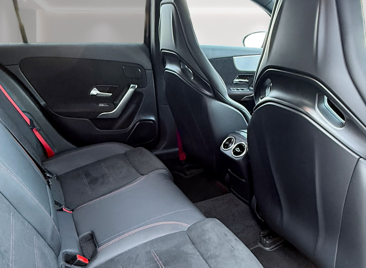 MERCEDES-BENZ A 35 AMG 4Matic Speedshift inkl. Garantie-image-16