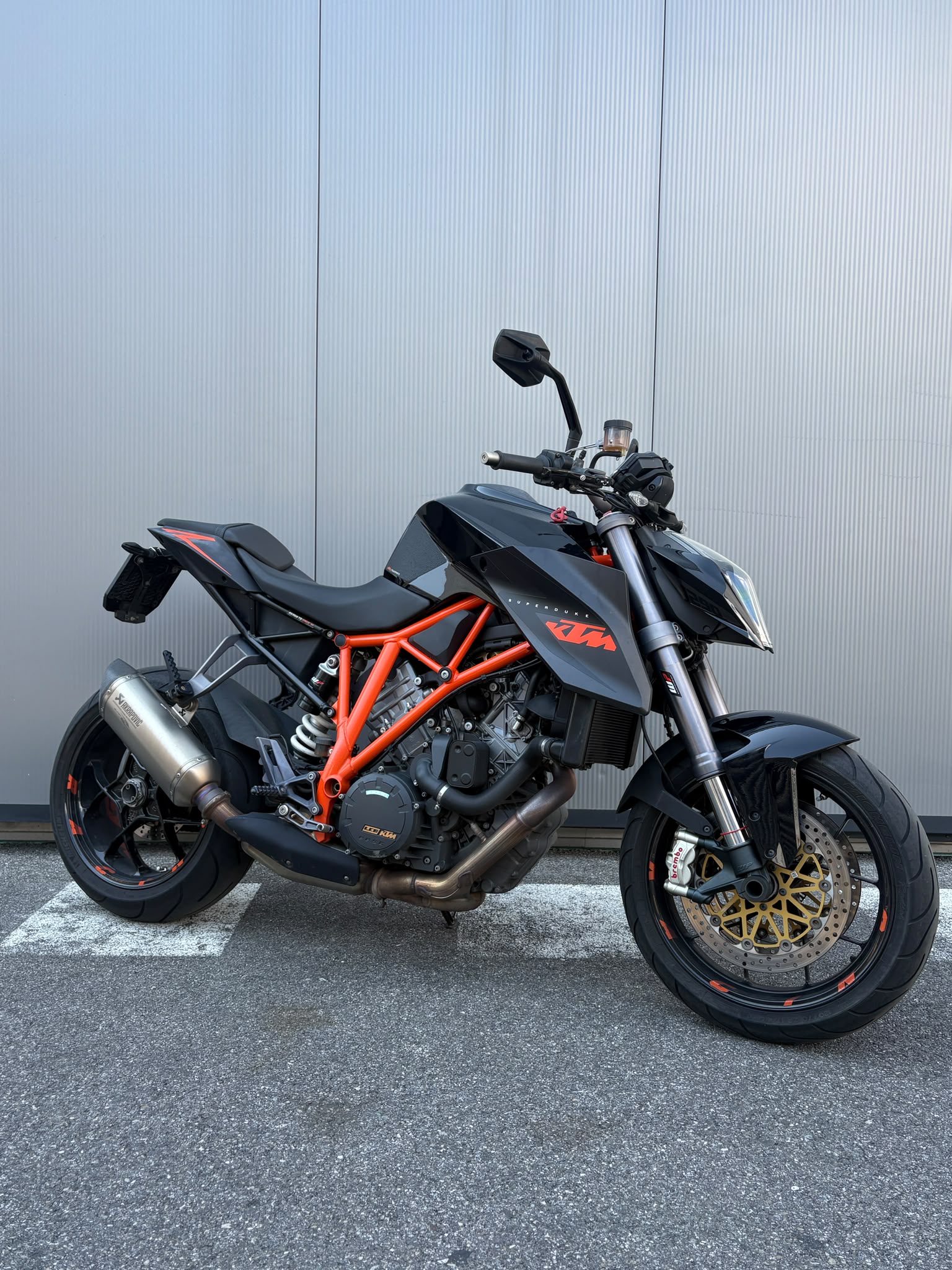 KTM 1290 Super Duke R-showroom-element-1