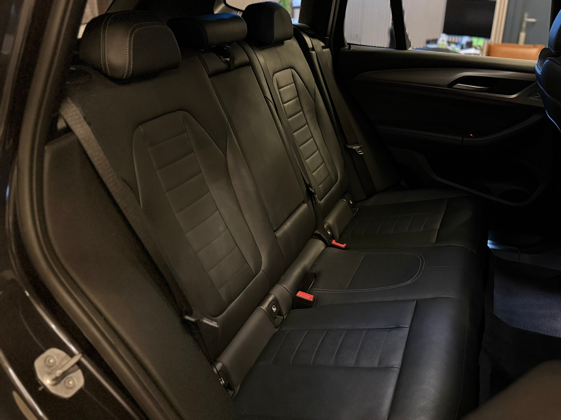 BMW X3 xDrive 20d Individual M Sport Steptronic-image-17