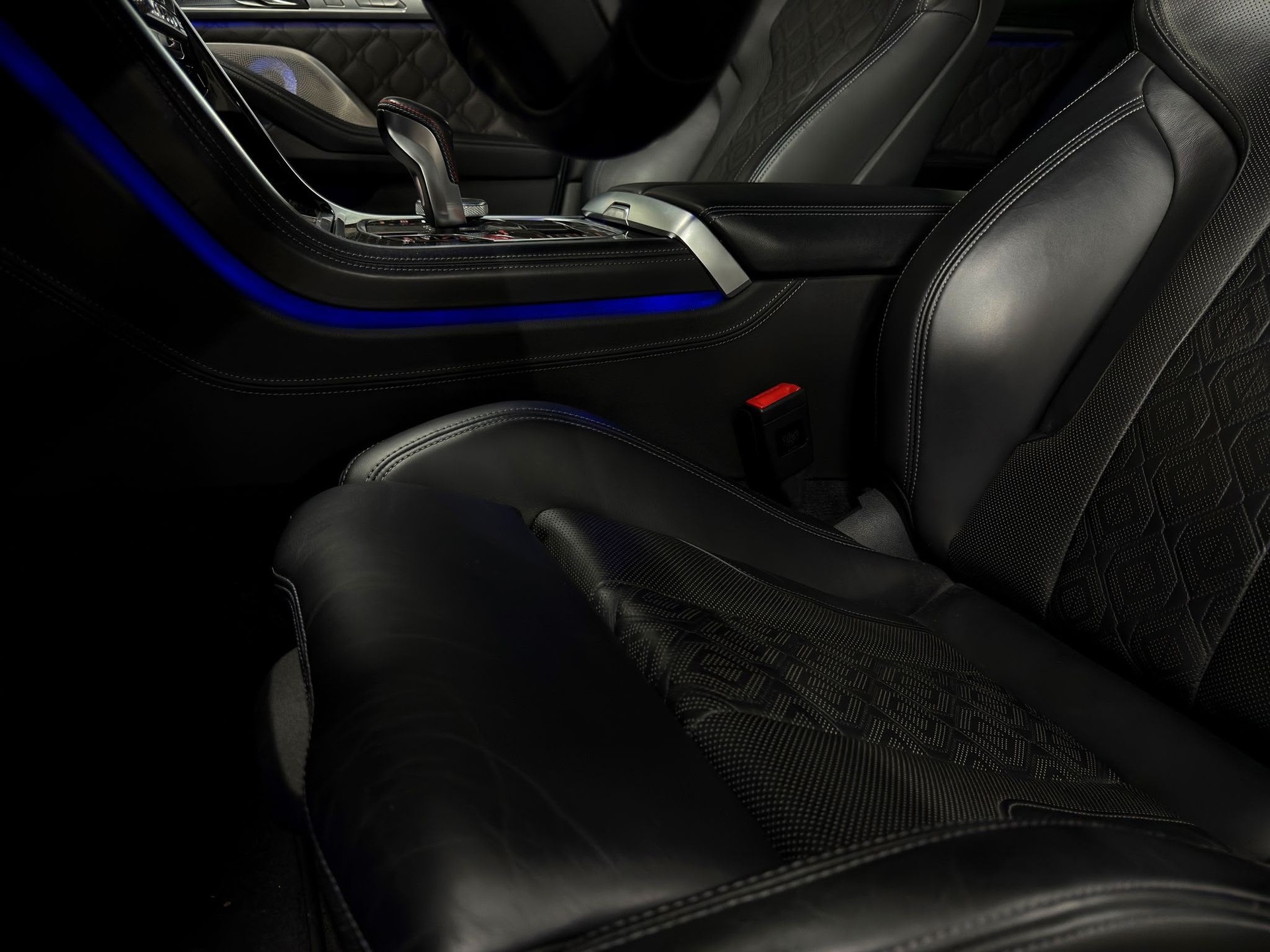 BMW M8 xDrive M Competition Steptronic-image-25