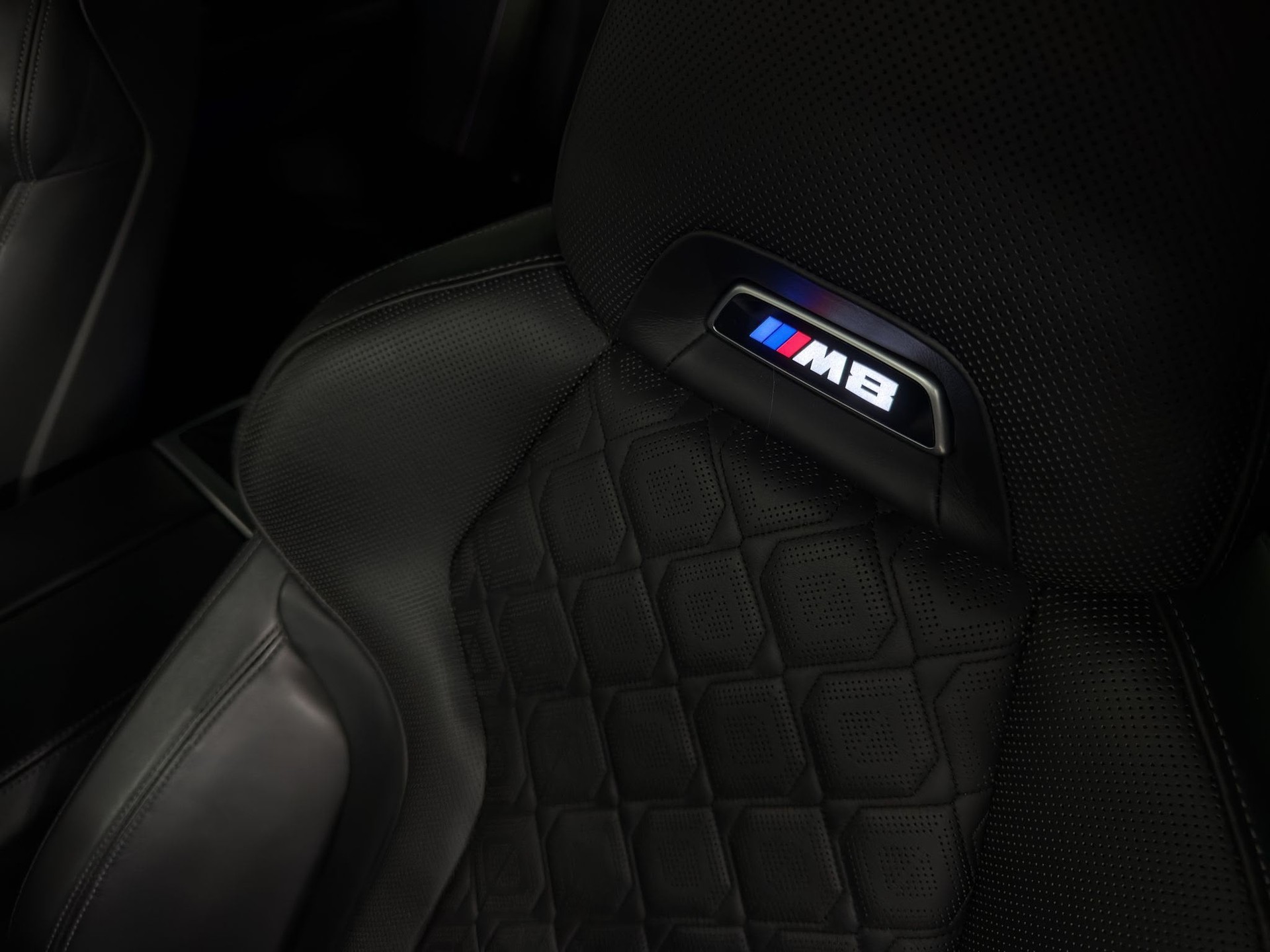 BMW M8 xDrive M Competition Steptronic-image-24