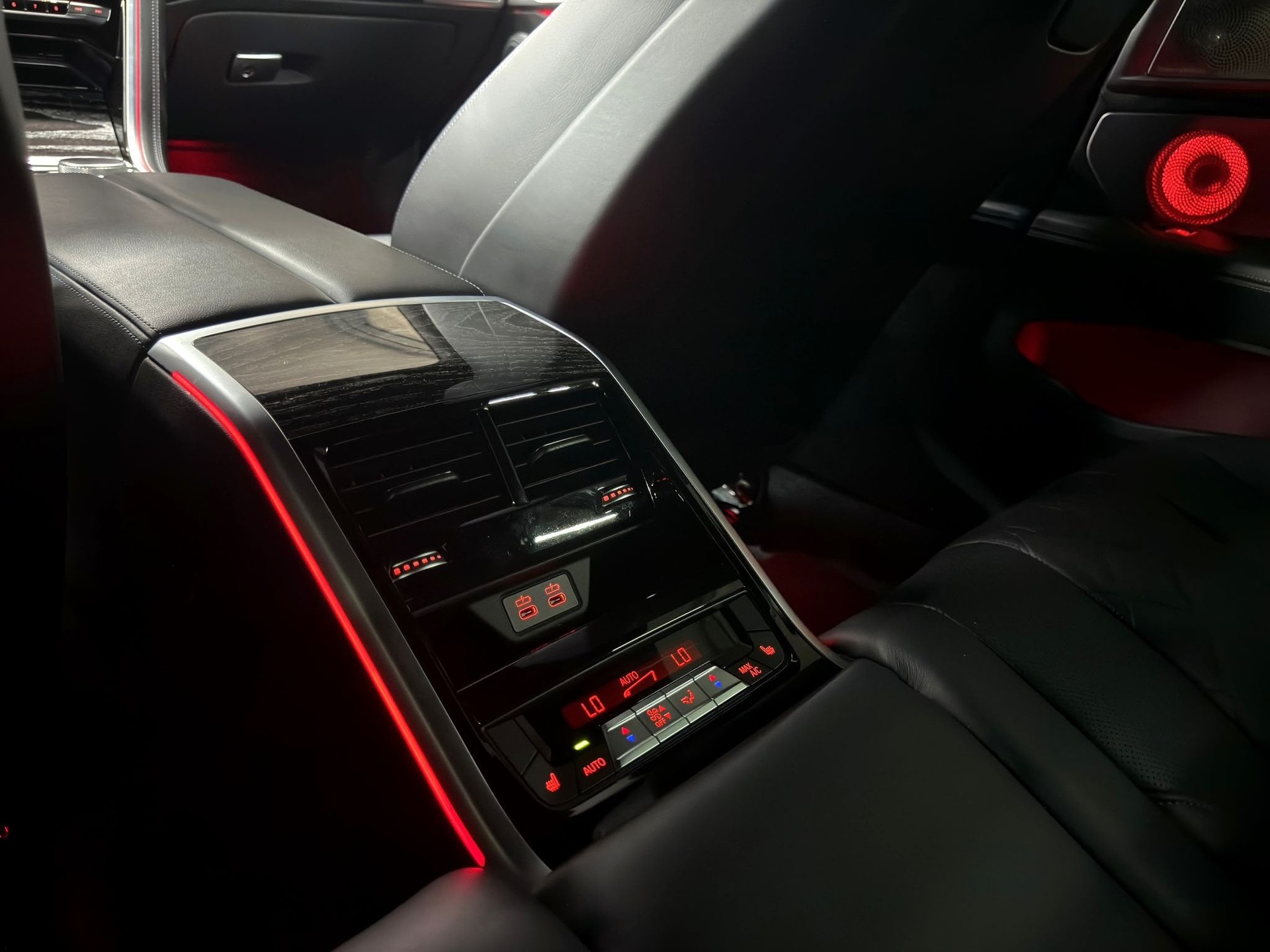 BMW M8 xDrive M Competition Steptronic-image-21