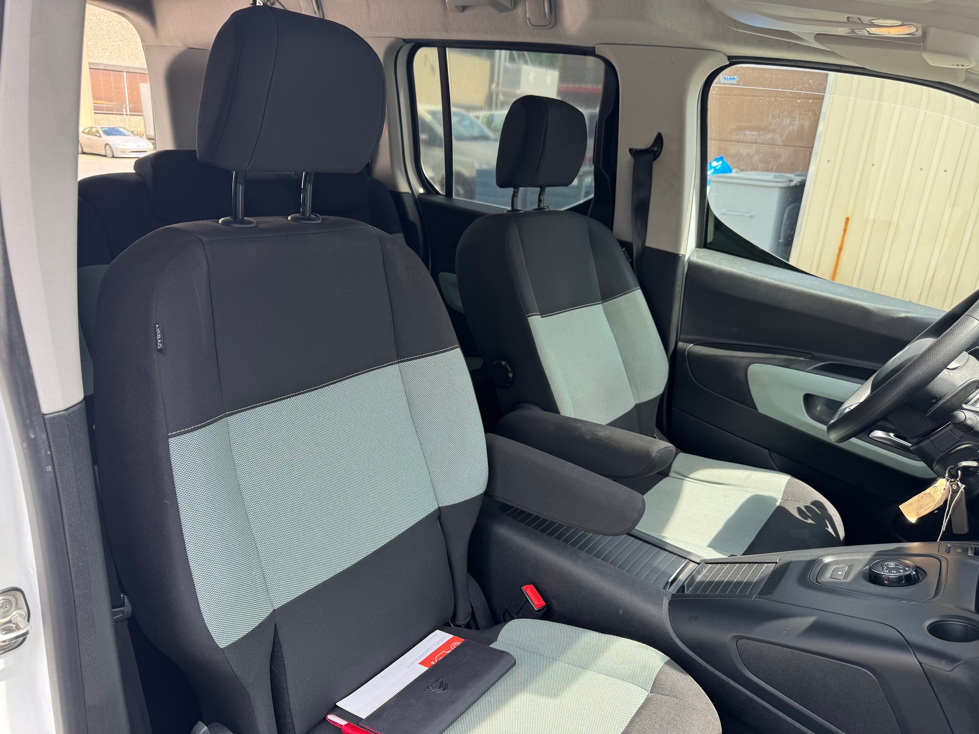 CITROEN Berlingo XL 1.5 BlueHDi Feel EAT8-image-10