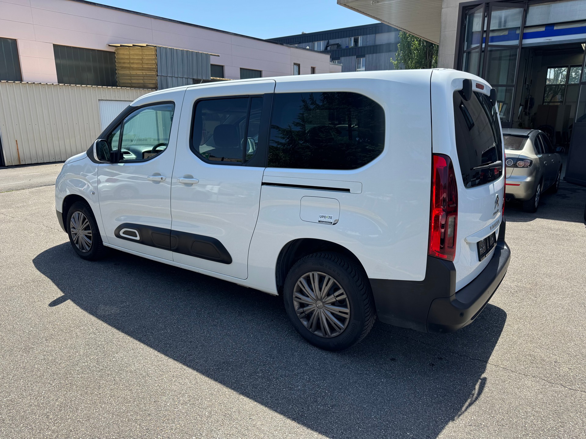 CITROEN Berlingo XL 1.5 BlueHDi Feel EAT8-image-2