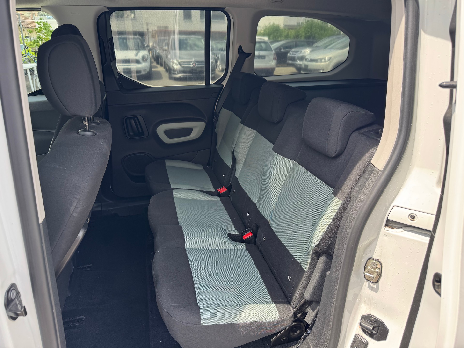 CITROEN Berlingo XL 1.5 BlueHDi Feel EAT8-image-11