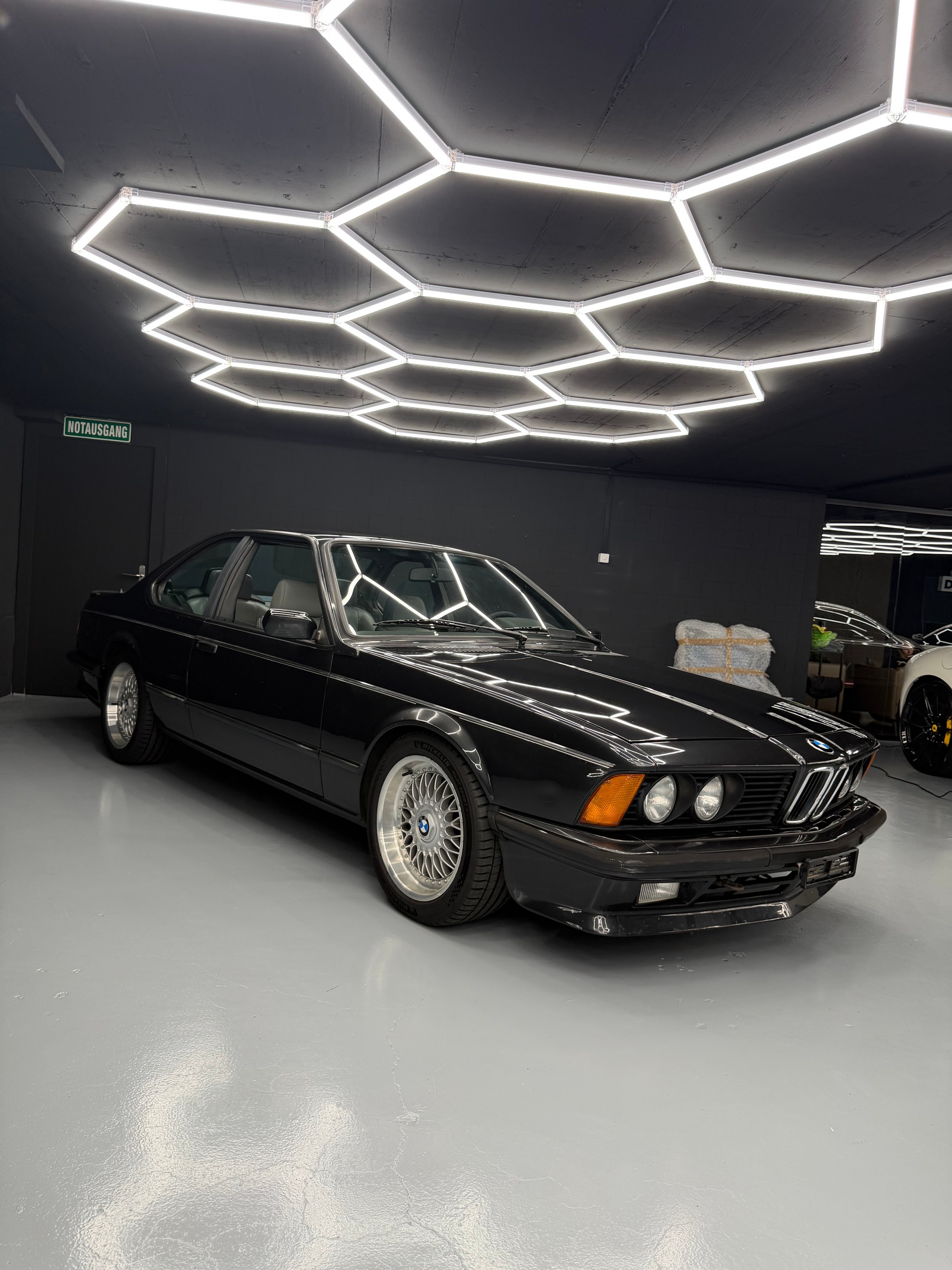 BMW 635CSi-image-5