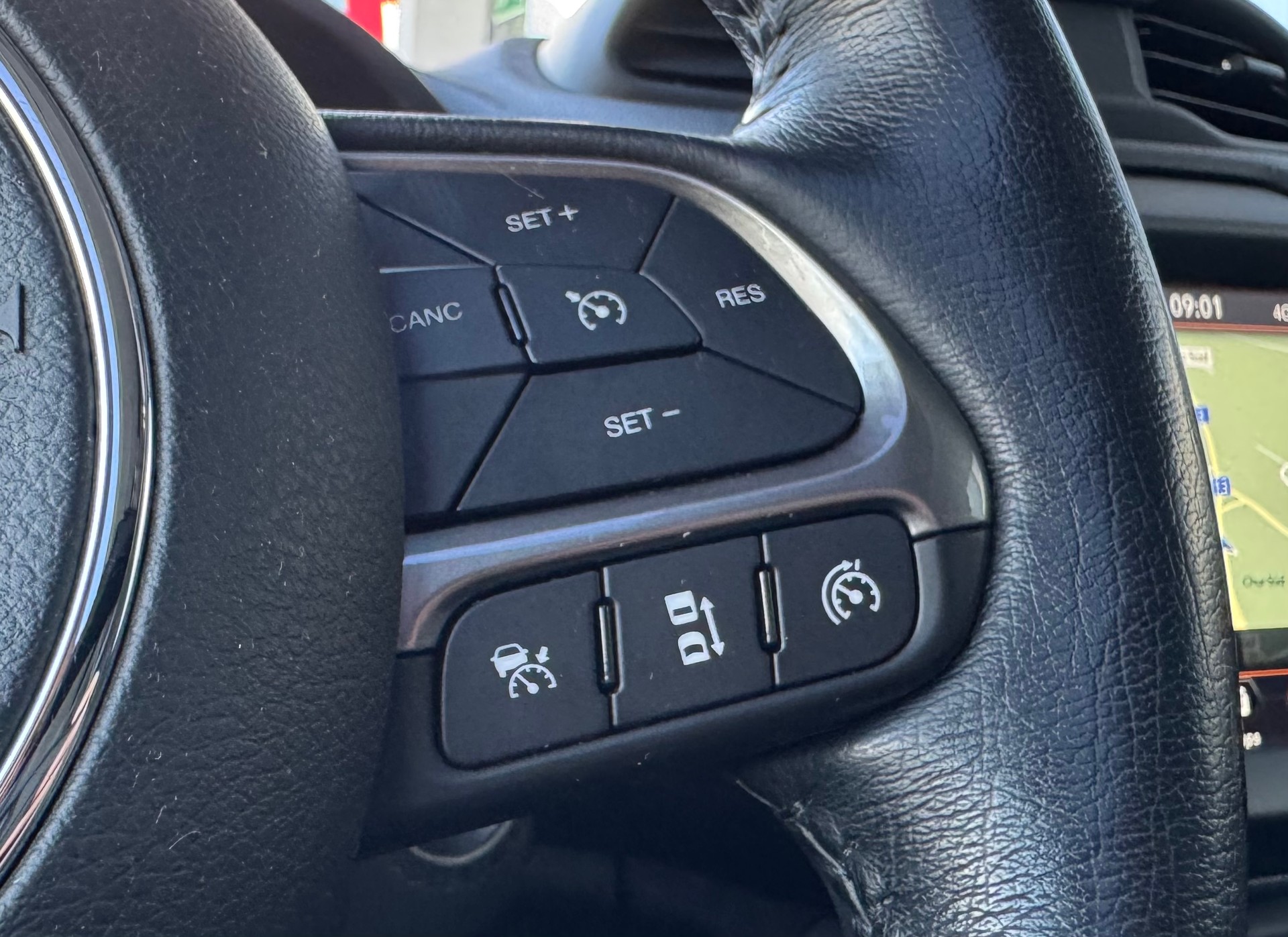 JEEP Renegade 1.3 Turbo Limited AWD-image-13